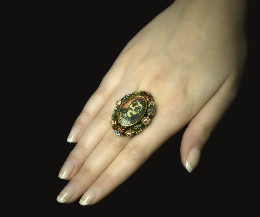 <p><em>На фото: ювелирная работа Пабло Пикассо&nbsp;&ndash; кольцо с портретом&nbsp;Доры Маар</em></p>
