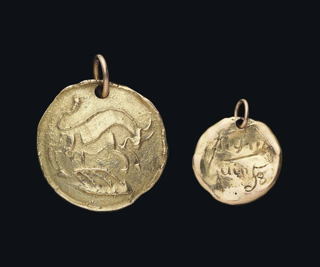 <p><i>На фото:&nbsp;</i><em>ювелирная работа Пабло Пикассо&nbsp;&ndash; медальон с быком</em></p>
