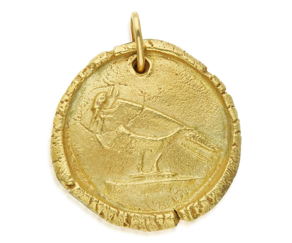 <p><em>На фото: ювелирная работа Пабло Пикассо&nbsp;&ndash; медальон с птицей</em></p>
