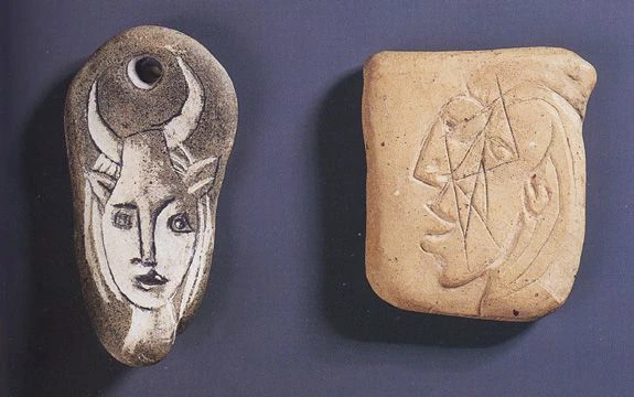 <p><em>На фото: творения Пабло Пикассо&nbsp;&ndash; медальоны из камня</em></p>
