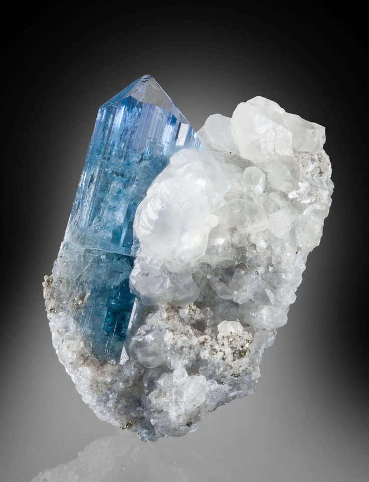 <p><em>На фото: кристаллы эвклаза</em></p>