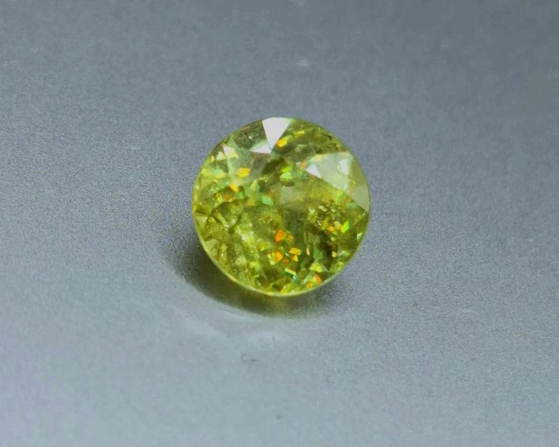 <p><em>На фото: кристалл сфена</em></p>