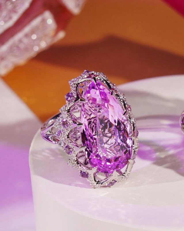 <p><em>На фото: кольцо с кунцитом <a href="https://maxim-demidov.ru/products/kolco-kakoe-schaste" target="_blank">«Какое счастье!»</a> от Ювелирного дома Maxim Demidov</em></p>