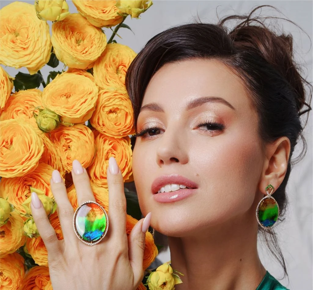 <p><em>На фото: гарнитур <a href="https://maxim-demidov.ru/products/garnitur-arko-da-vella" target="_blank">«Арко да Велла»</a> от Ювелирного дома Maxim Demidov</em></p>
<p><em>*гарнитур находится в частной коллекции</em></p>