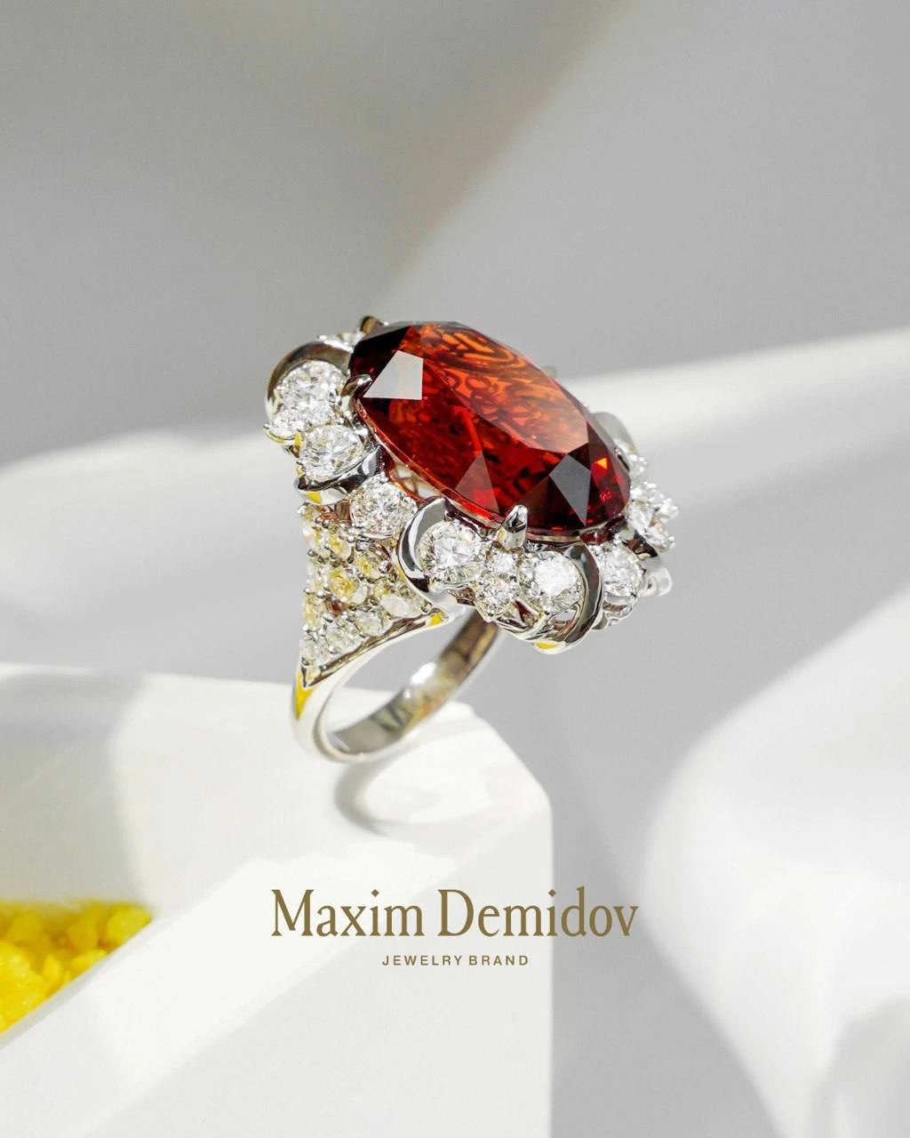 <p><em>На фото: кольцо с гранатом-спессартином <a href="https://maxim-demidov.ru/products/kolco-plamennaya-emocionalnost" target="_blank">«Пламенная эмоциональность»</a> от Ювелирного дома Maxim Demidov</em></p>