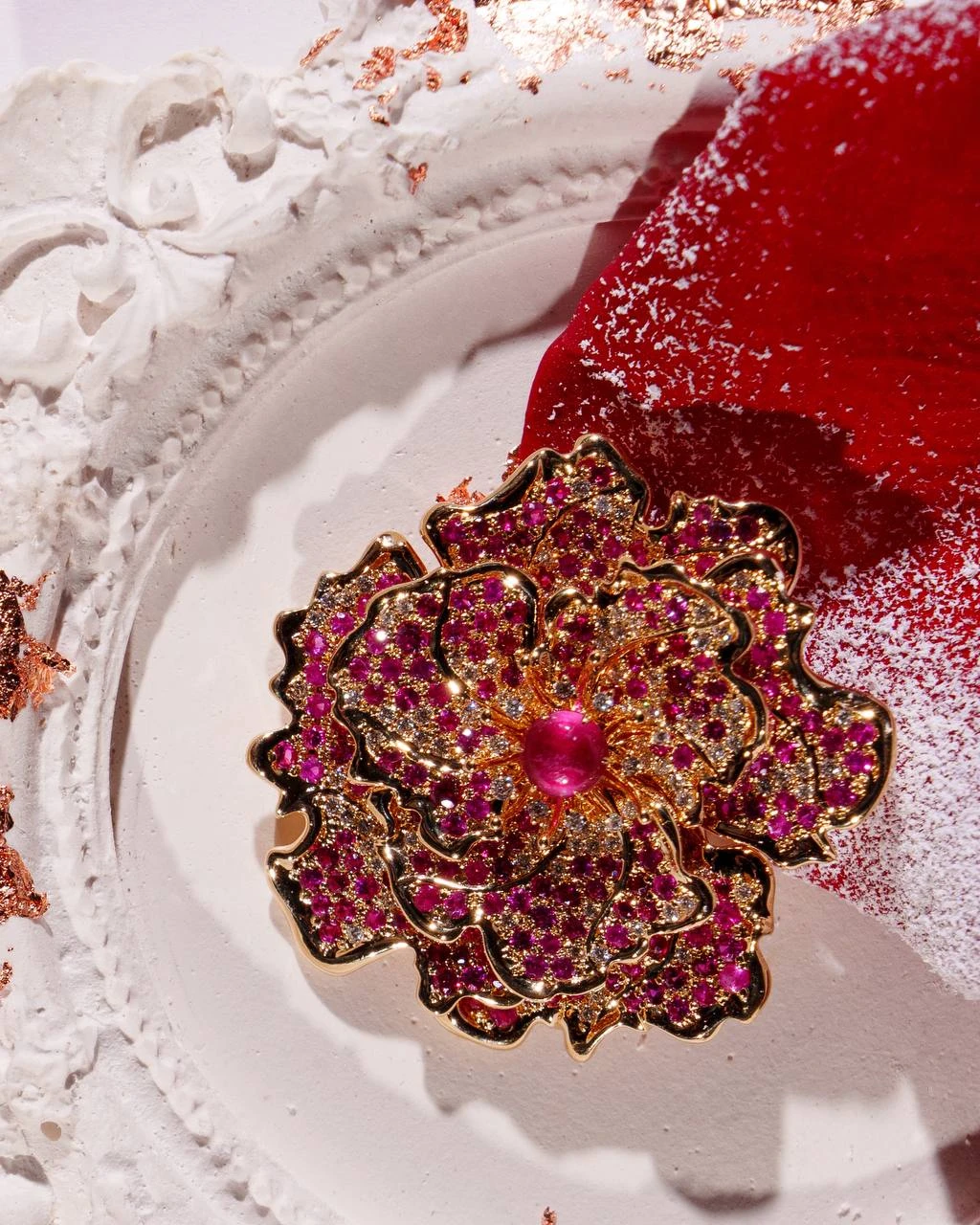 <p><em>На фото: брошь с рубинами <a href="https://maxim-demidov.ru/products/brosh-strastnosti-emblema" target="_blank">«Страстности эмблема»</a> от Ювелирного дома Maxim Demidov</em></p>
<p>*брошь находится в частной коллекции</p>