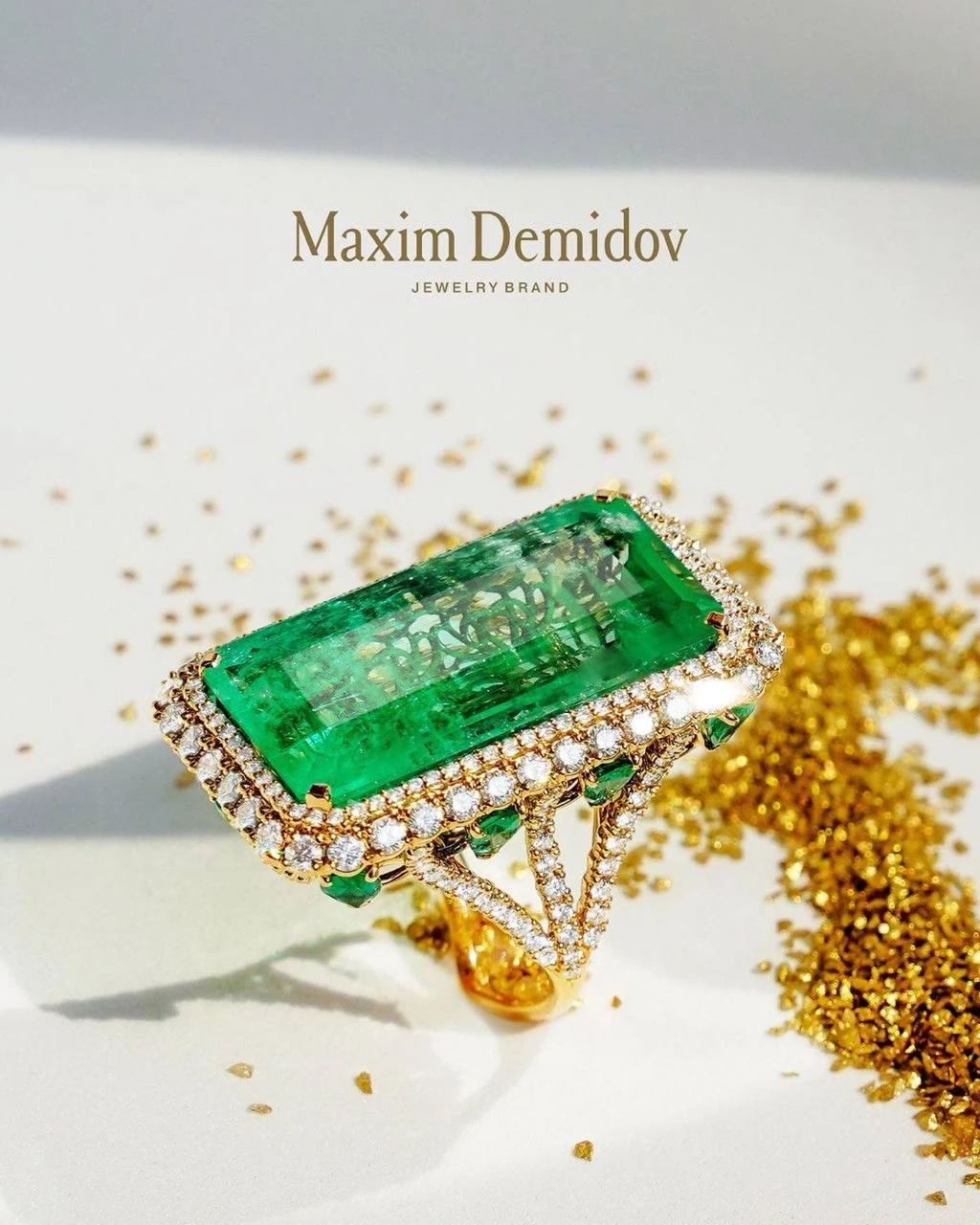 <p><em>На фото: кольцо с изумрудом <a href="https://maxim-demidov.ru/products/kolco-antichnost" target="_blank">«Античность»</a> от Ювелирного дома Maxim Demidov</em></p>