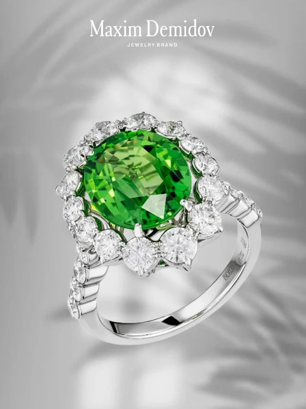 <p><em>На фото: Кольцо с тсаворитом <a href="https://maxim-demidov.ru/products/kolco-nesushij-procvetanie" target="_blank">«Несущий процветание»</a> от Ювелирного дома Maxim Demidov</em></p>