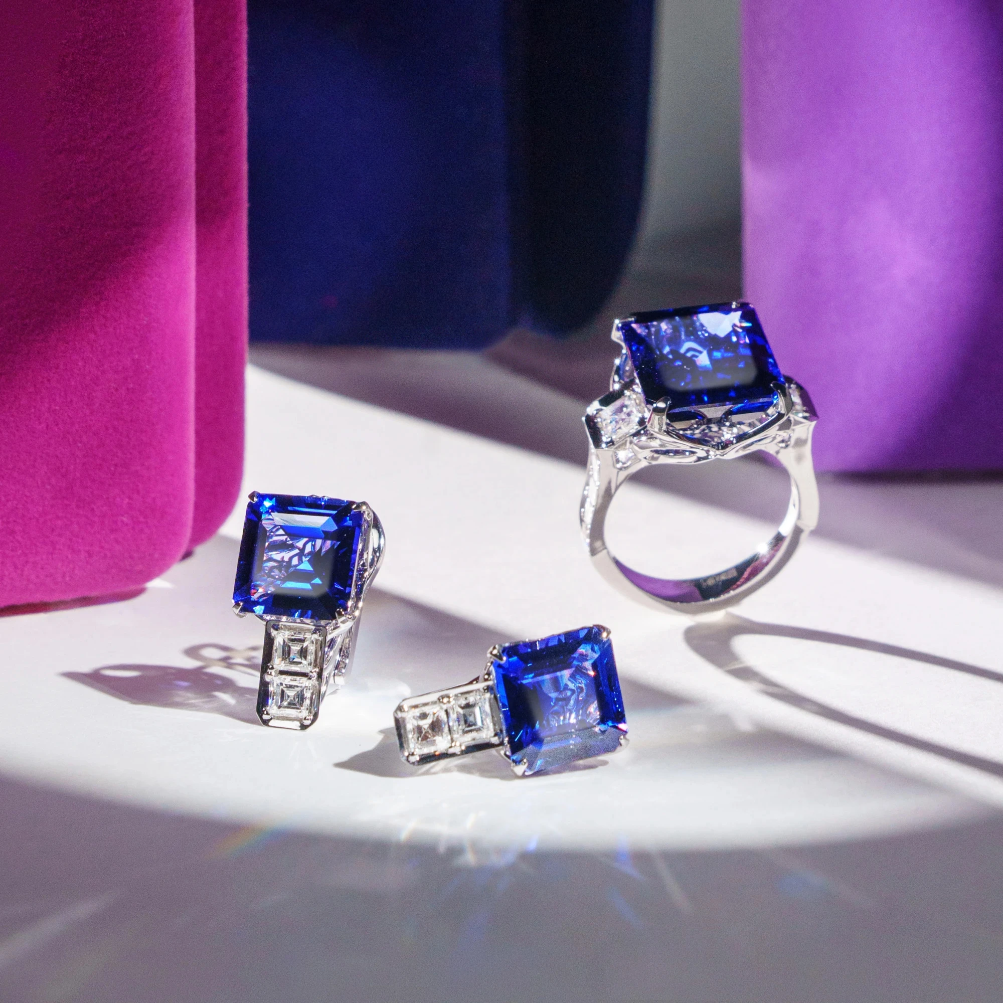 <p><em>На фото: Гарнитур с танзанитами <a href="https://maxim-demidov.ru/products/kolco-rikkettsa" target="_blank">«Риккеттса»</a> от Ювелирного дома Maxim Demidov</em></p>
<p><em>*серьги из гарнитура «Риккеттса» находятся в частной коллекции</em></p>