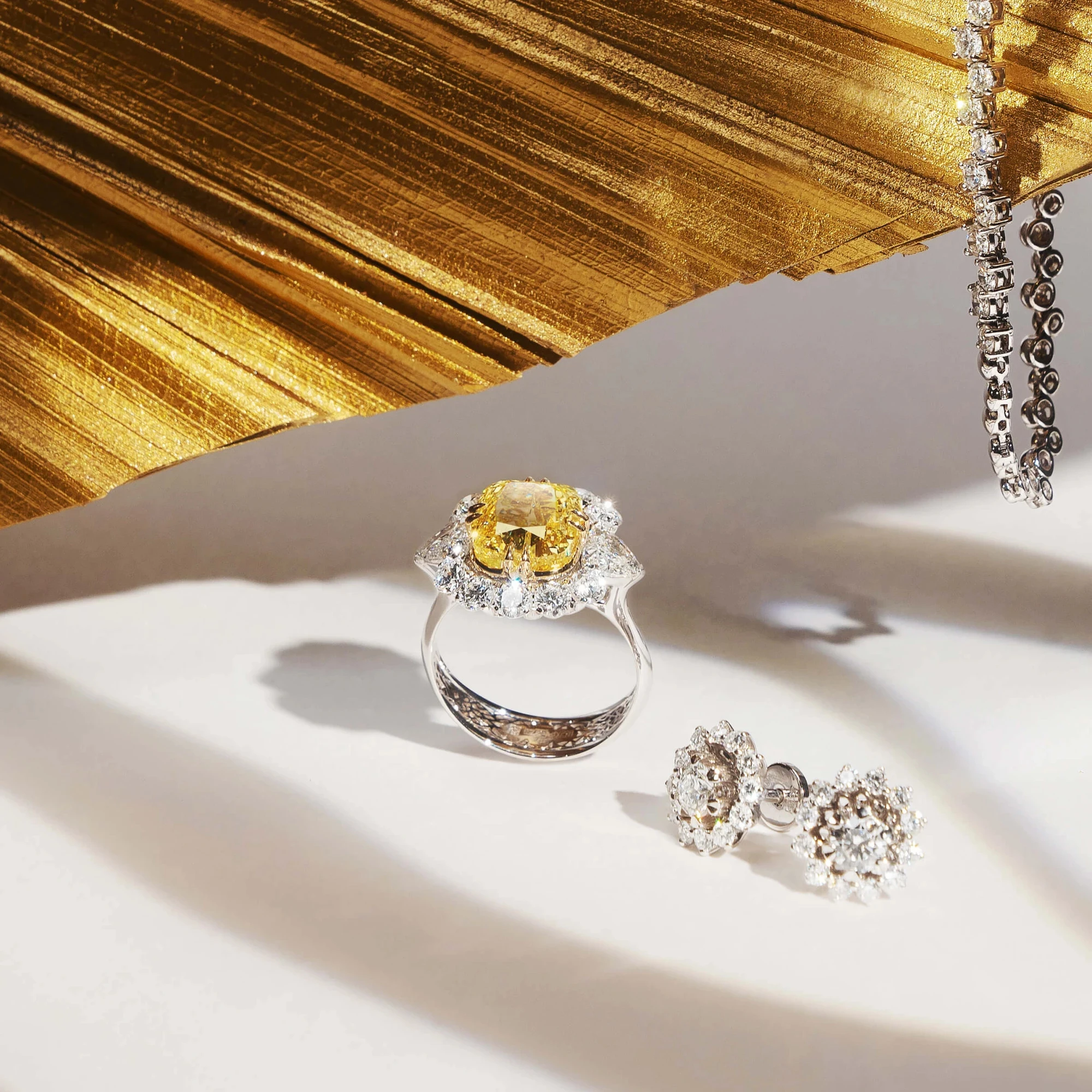 <p><em>На фото: Кольцо с жёлтым бриллиантом <a href="https://maxim-demidov.ru/products/kolco-bespodoben-v-siyanii" target="_blank">«Бесподобен в сиянии»</a> от Ювелирного дома Maxim Demidov</em></p>