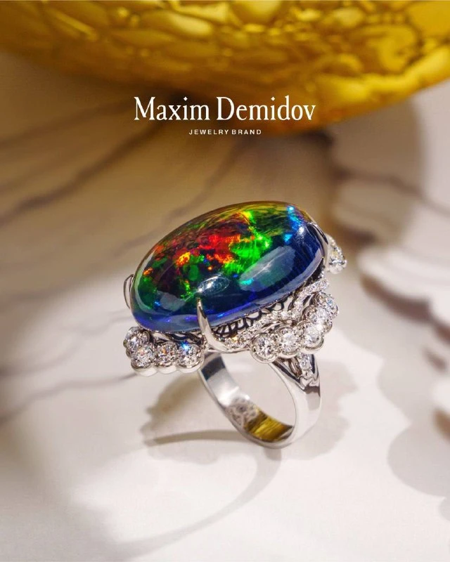 <p><em>На фото: Кольцо с чёрным опалом <a data-entity-type="MessageEntityTextUrl" dir="auto" href="https://maxim-demidov.ru/products/kolco-bozhestvennoe-siyanie-vselennoj" rel="noopener noreferrer" target="_blank" title="https://maxim-demidov.ru/products/kolco-bozhestvennoe-siyanie-vselennoj">«Божественное сияние Вселенной»</a> от Ювелирного дома Maxim Demidov</em></p>