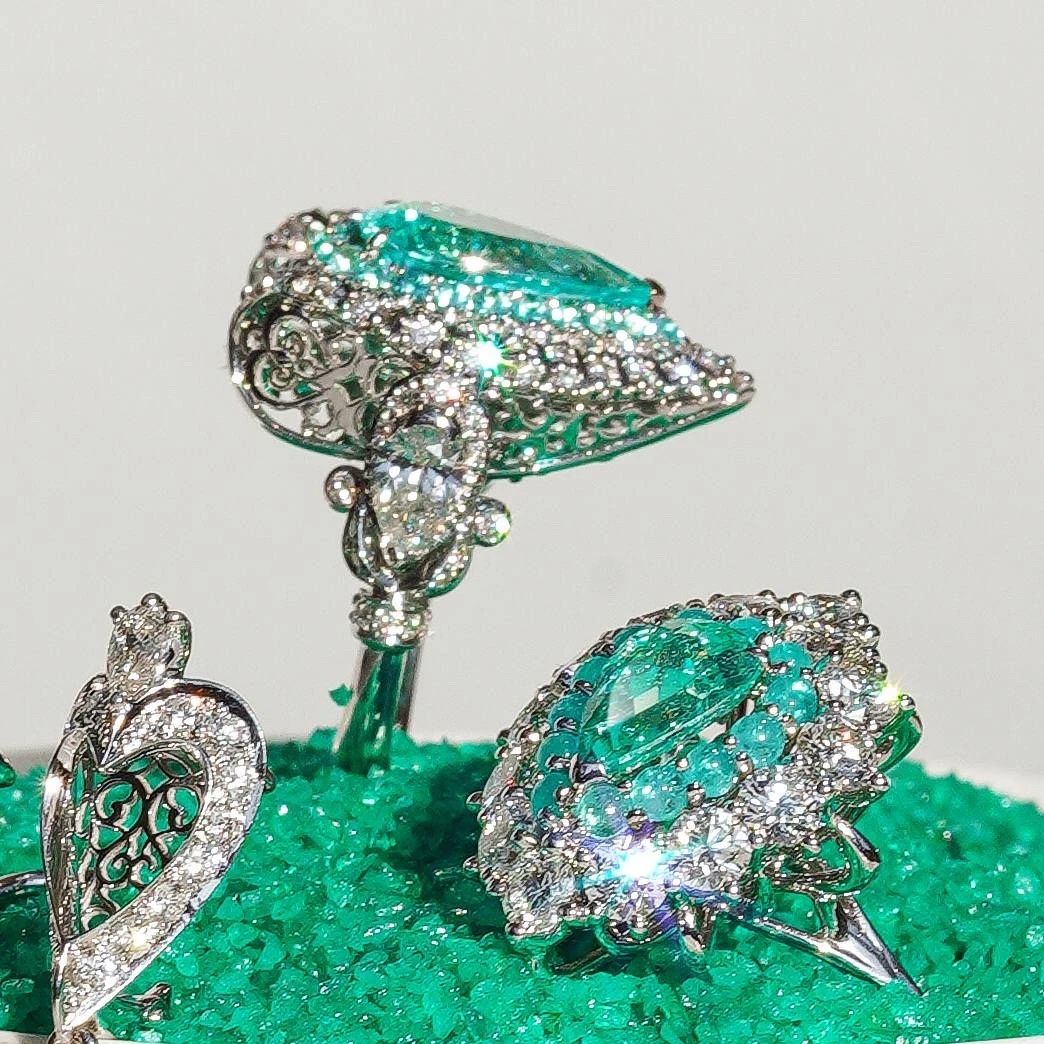 <p><em>На фото: Кольцо с турмалином Параиба <a href="https://maxim-demidov.ru/products/kolco-mechtatelnost" target="_blank">«Мечтательность»</a> от Ювелирного дома Maxim Demidov</em></p>