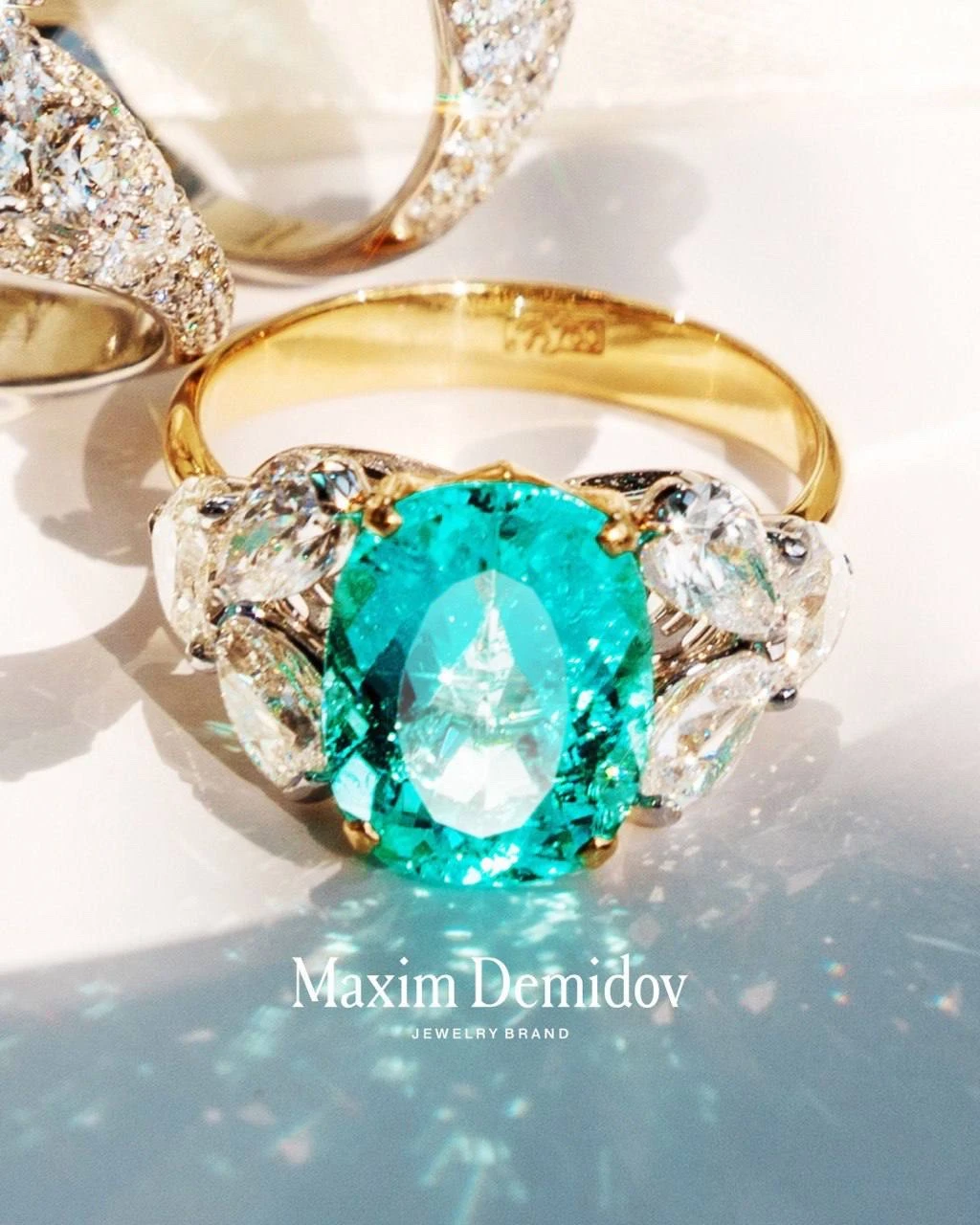 <p><em>На фото: Кольцо с турмалином Параиба <a href="https://maxim-demidov.ru/products/kolco-bezuprechnost" target="_blank">«Безупречность»</a> от Ювелирного дома Maxim Demidov</em></p>