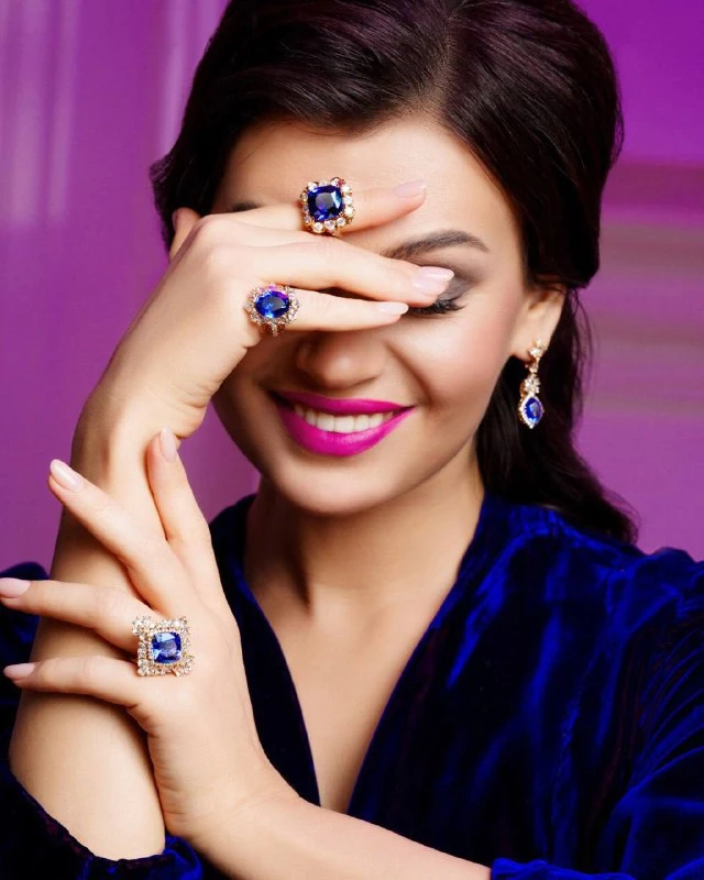 <p><em>На фото: Кольца с танзанитами <a href="https://maxim-demidov.ru/products/kolco-fontan-trevi" target="_blank">«Фонтан Треви»</a>, <a href="https://maxim-demidov.ru/products/kolco-nebesnaya-poeziya-1" target="_blank">«Небесная поэзия»</a>, <a href="https://maxim-demidov.ru/products/kolco-povelitel-neba" target="_blank">«Повелитель неба»</a> от Ювелирного дома Maxim Demidov</em></p>
<p><em>*украшение «Повелитель неба» находится в частной коллекции</em></p>