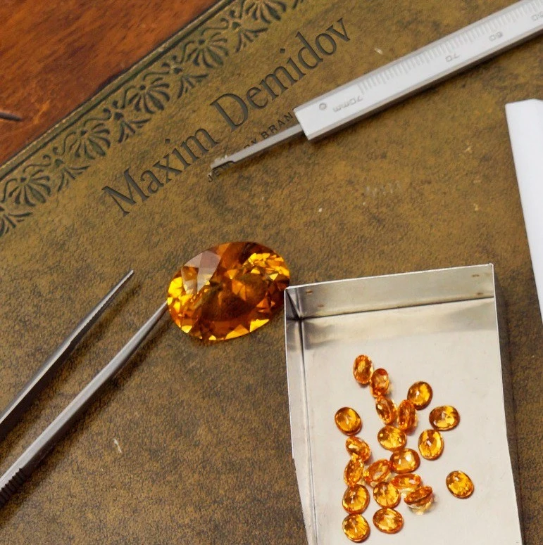 <p><em>На фото: драгоценные камни из личной коллекции Ювелирного дома Maxim Demidov</em></p>