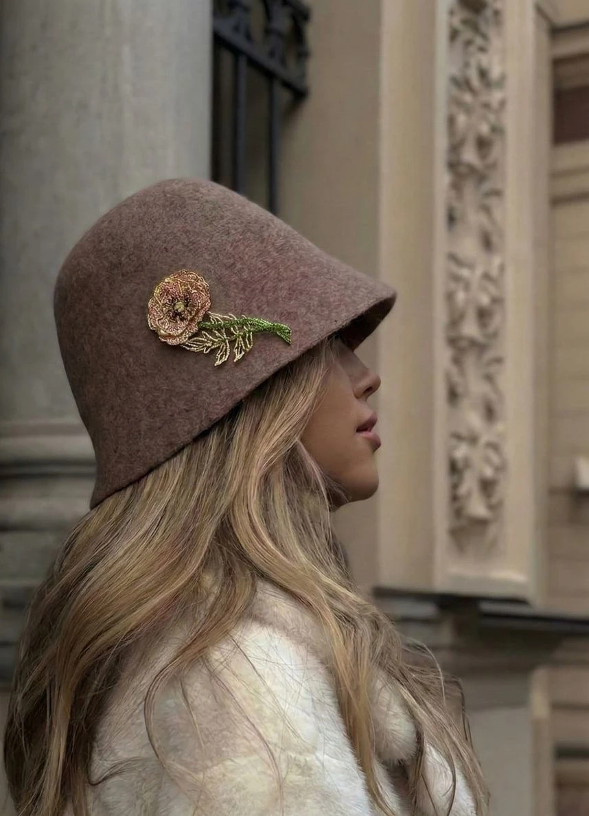 <p><em>На фото: брошь&nbsp;<a href="https://maxim-demidov.ru/products/brosh-probuzhdenie-maka" target="_blank">&laquo;Пробуждение мака&raquo;</a> от Ювелирного дома&nbsp;Maxim Demidov</em></p>
