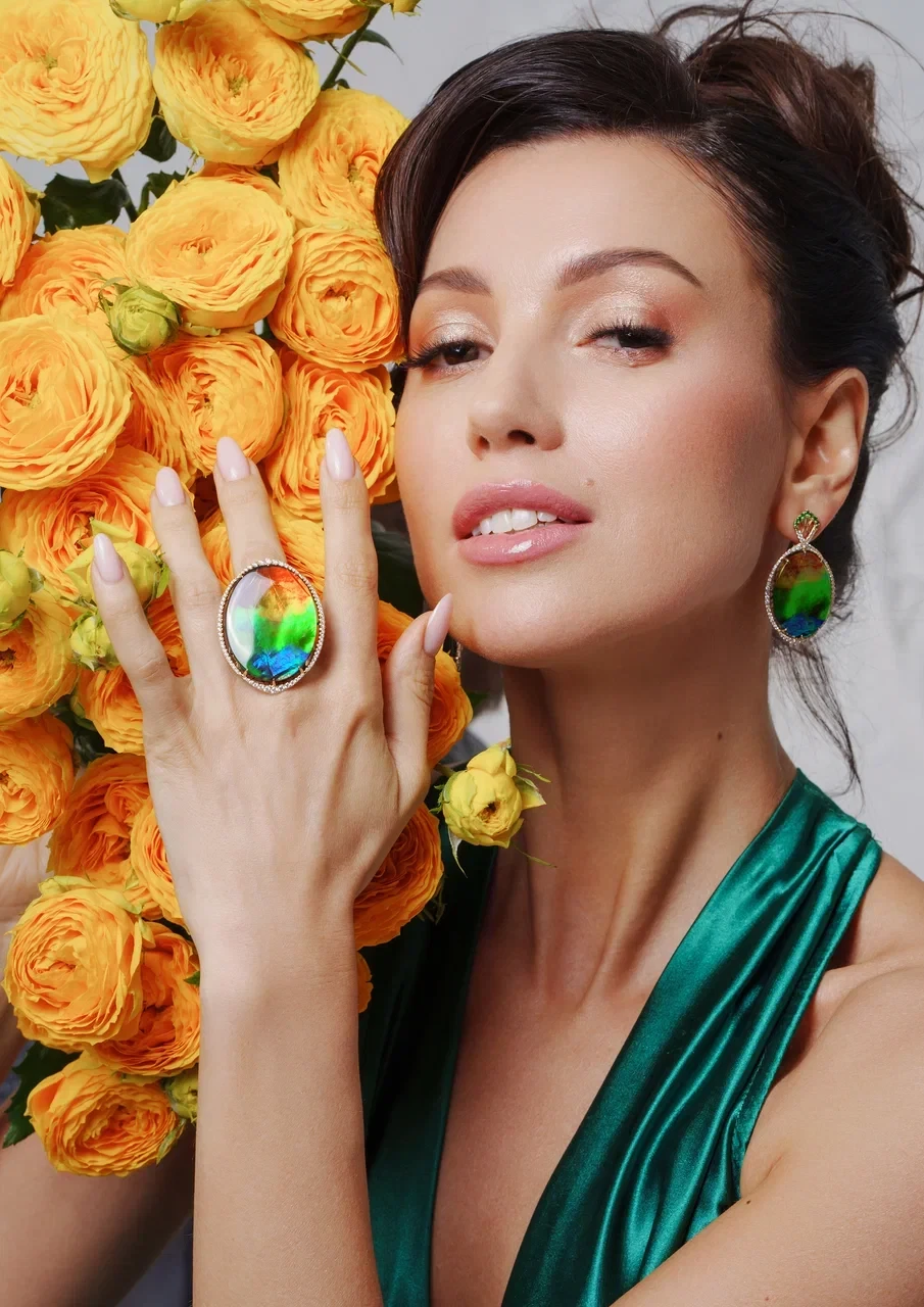 <p><em>На фото: гарнитур&nbsp;<a href="https://maxim-demidov.ru/products/garnitur-arko-da-vella" target="_blank">&laquo;Арко да Велла&raquo;</a>&nbsp;от&nbsp;Ювелирного&nbsp;дома Maxim Demidov</em></p>

<p><em>*гарнитур находится в частной коллекции</em></p>
