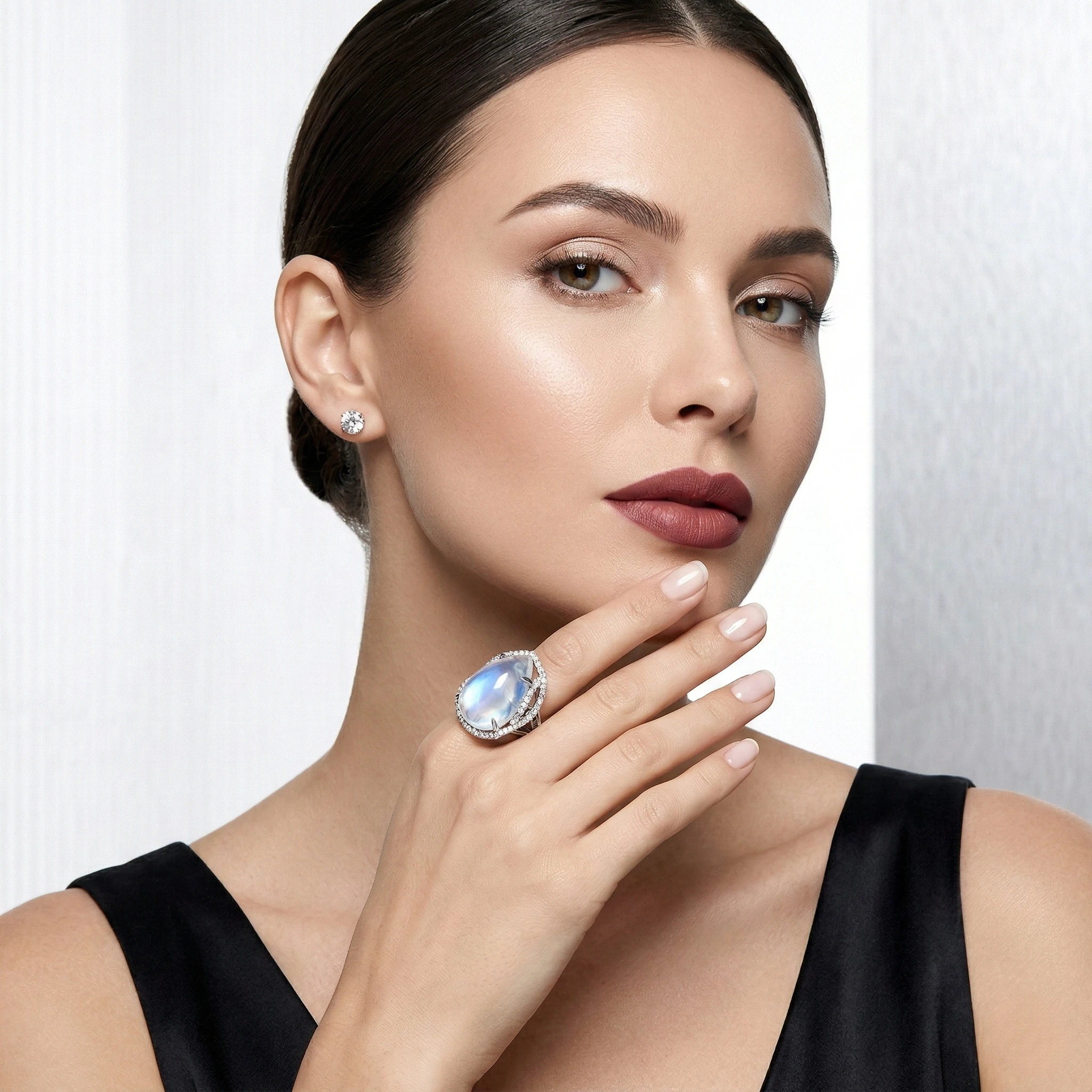 <p><em>На фото: кольцо с лунным камнем <a href="https://maxim-demidov.ru/products/kolco-lunnoe-ocharovanie" target="_blank">«Лунное очарование»</a> от Ювелирного дома Maxim Demidov</em></p>