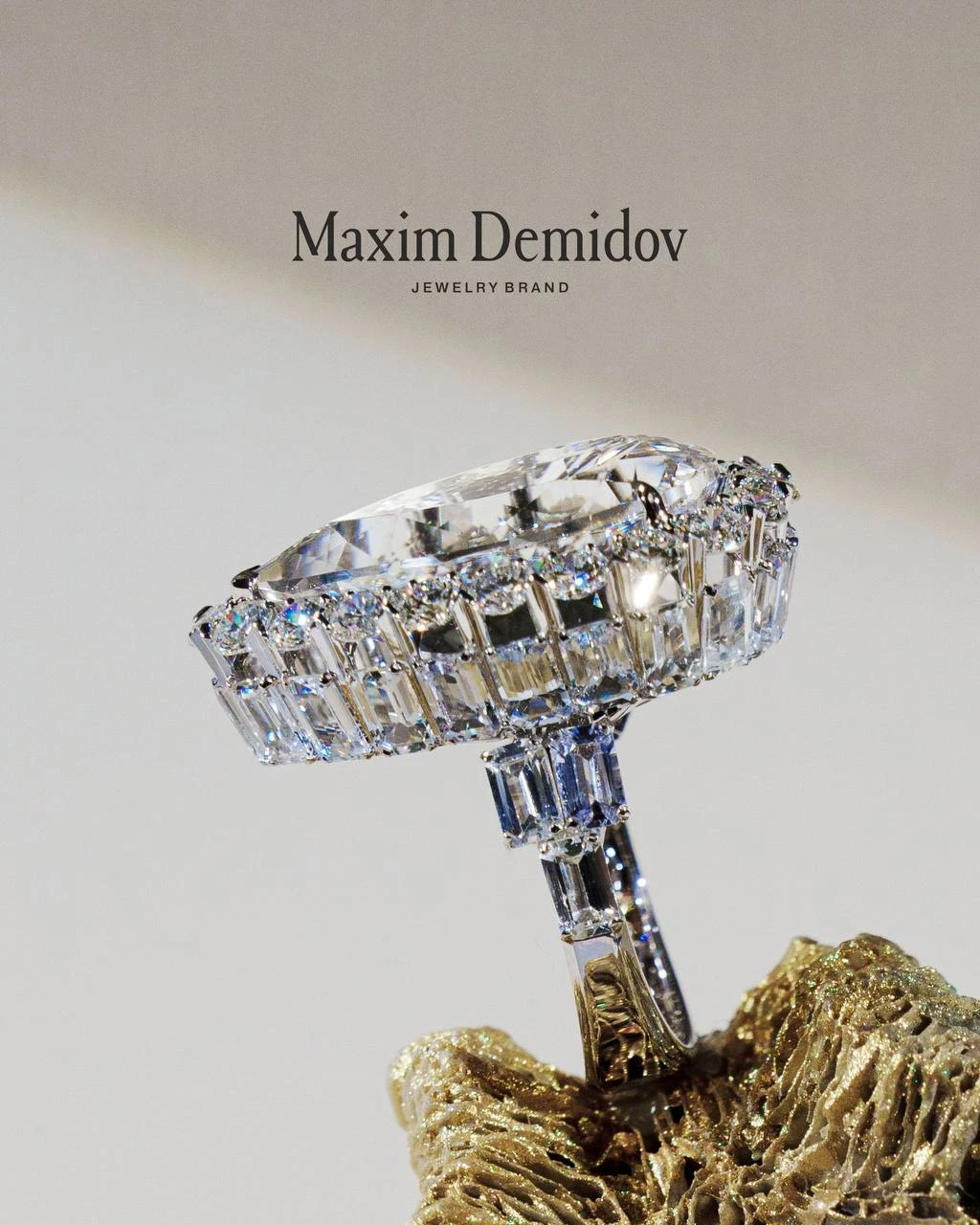 <p><em>На фото: кольцо <a href="https://maxim-demidov.ru/products/kolco-arkticheskij-svet" target="_blank">«Арктический свет»</a> от Ювелирного дома Maxim Demidov</em></p>