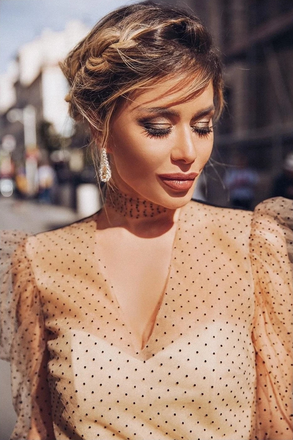 <p><em>На фото: Белла Потёмкина на Каннском фестивале в украшениях от ювелирного дома Maxim Demidov </em>–<em> серьги <a href="https://maxim-demidov.ru/products/sergi-zavorozhennaya-carevna-1" target="_blank">«Завороженная царевна»</a></em></p>