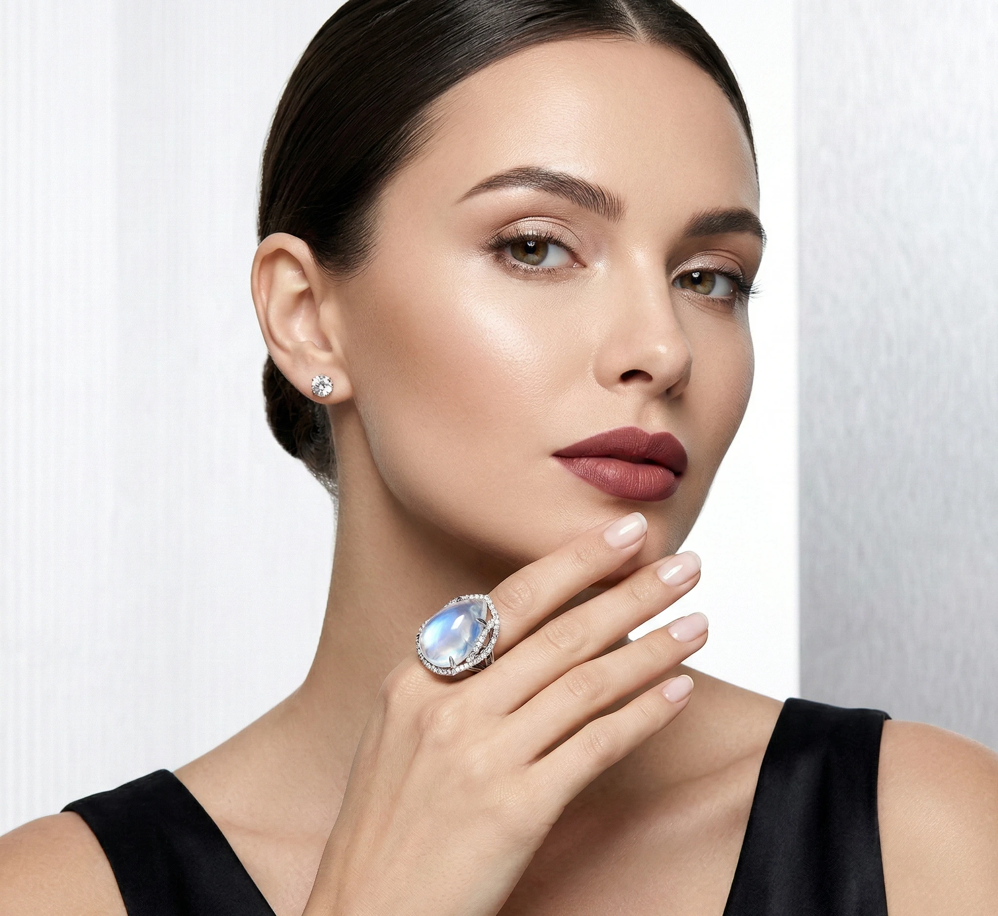 <p><em>На фото: кольцо с лунным камнем <a href="https://maxim-demidov.ru/products/kolco-lunnoe-ocharovanie" target="_blank">«Лунное очарование»</a> от Ювелирного дома Maxim Demidov</em></p>