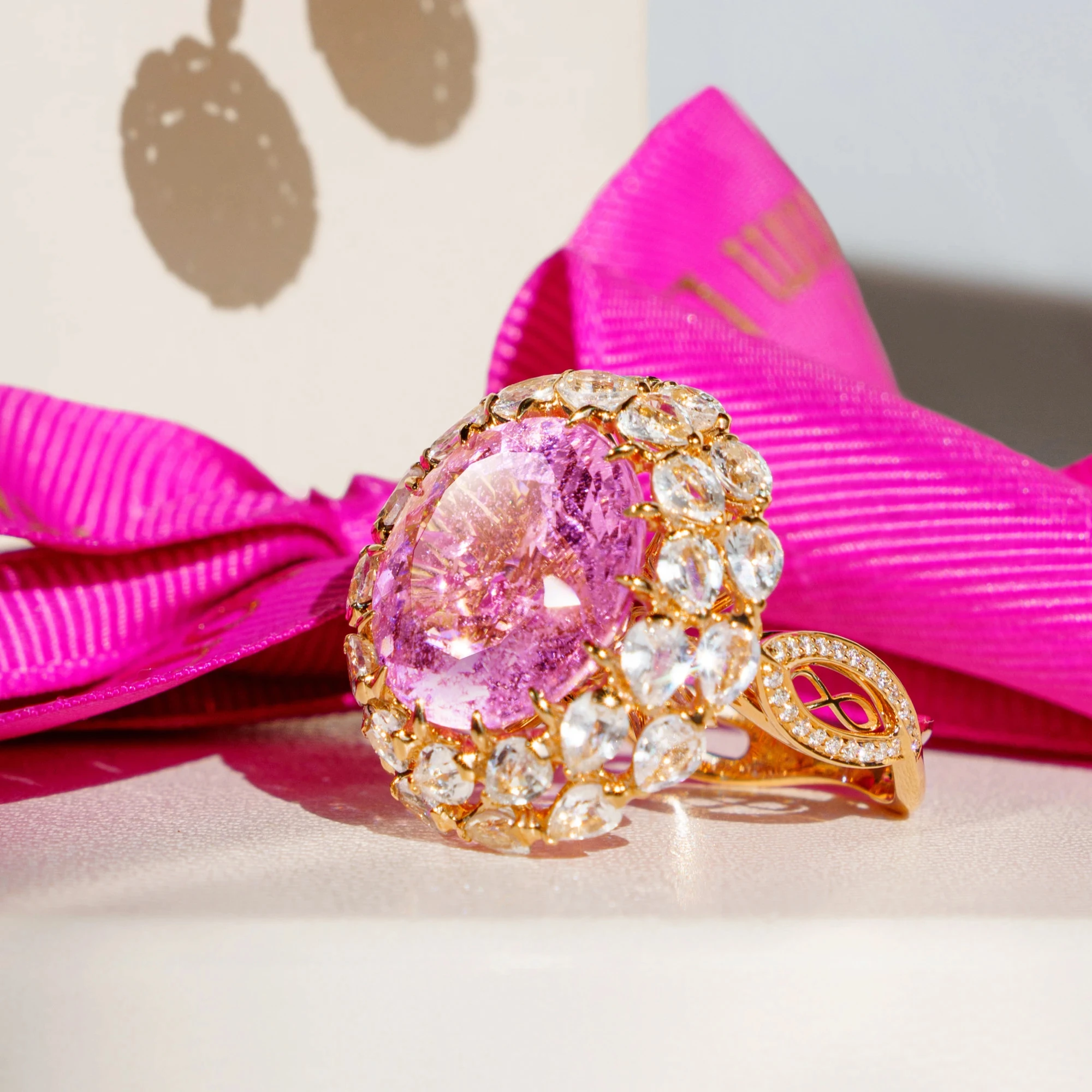 <p><em>На фото: кольцо с морганитом <a href="https://maxim-demidov.ru/products/kolco-dragocennyh-chudes-perelivy" target="_blank">«Драгоценных чудес переливы»</a> от Ювелирного дома Maxim Demidov</em></p>