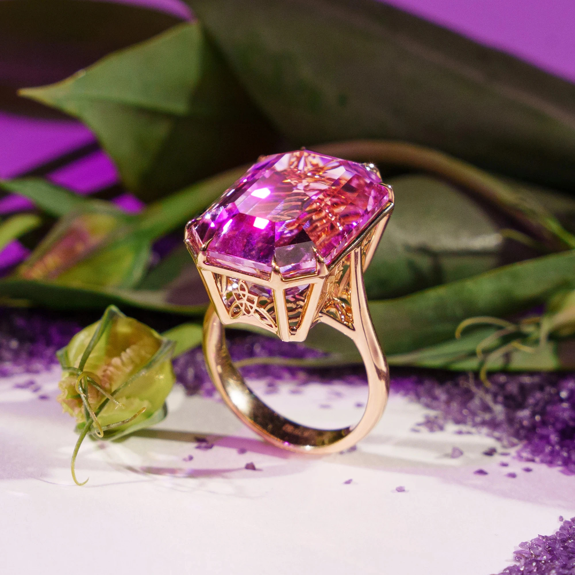 <p><em>На фото: кольцо с кунцитом <a href="https://maxim-demidov.ru/products/kolco-sirenevyj-vals" target="_blank">«Сиреневый вальс»</a> от Ювелирного дома Maxim Demidov</em></p>