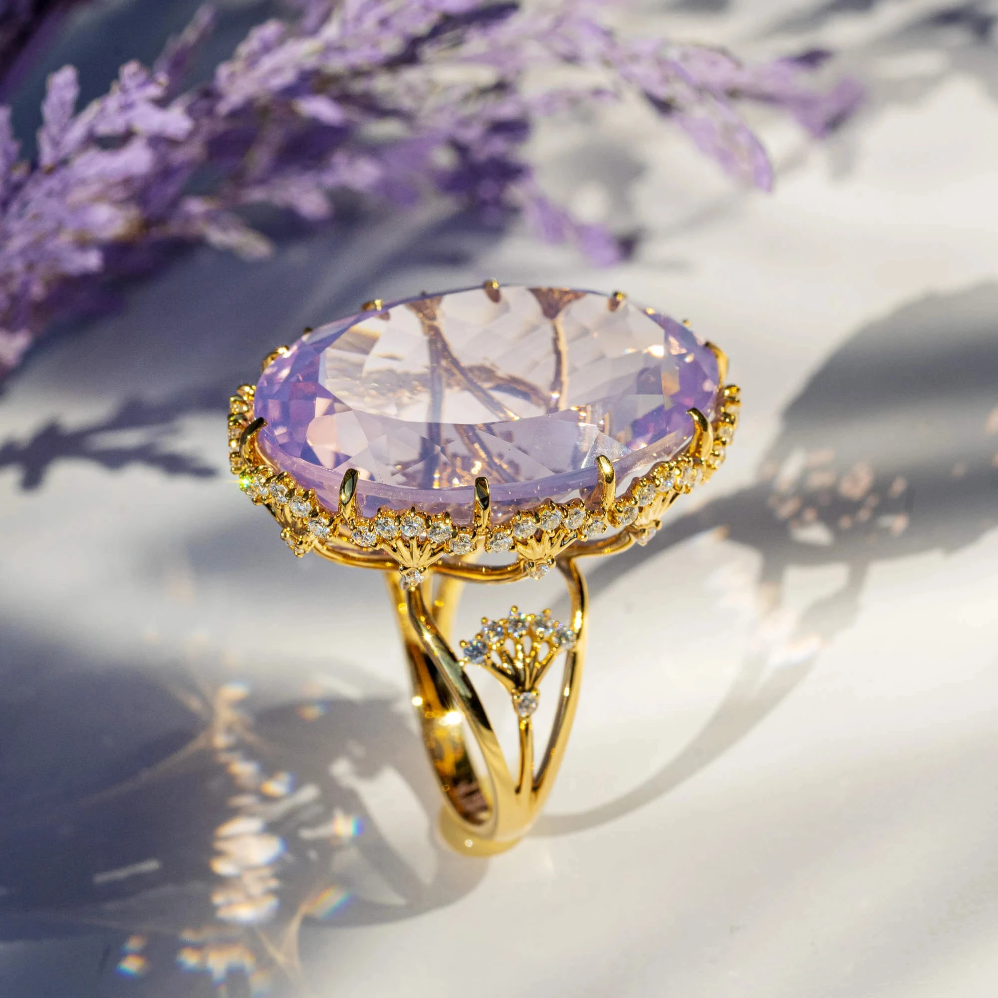 <p><em>На фото: кольцо лавандовым аметистом <a href="https://maxim-demidov.ru/products/kolco-lavandovye-mechty" target="_blank">«Лавандовые мечты»</a> от Ювелирного дома Maxim Demidov</em></p>