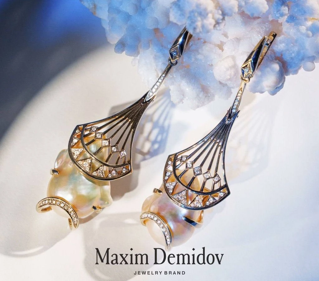 <p><em>На фото: серьги с жемчугом <a href="https://maxim-demidov.ru/products/sergi-1091559" target="_blank">«Версалия»</a> от Ювелирного дома Maxim Demidov</em></p>