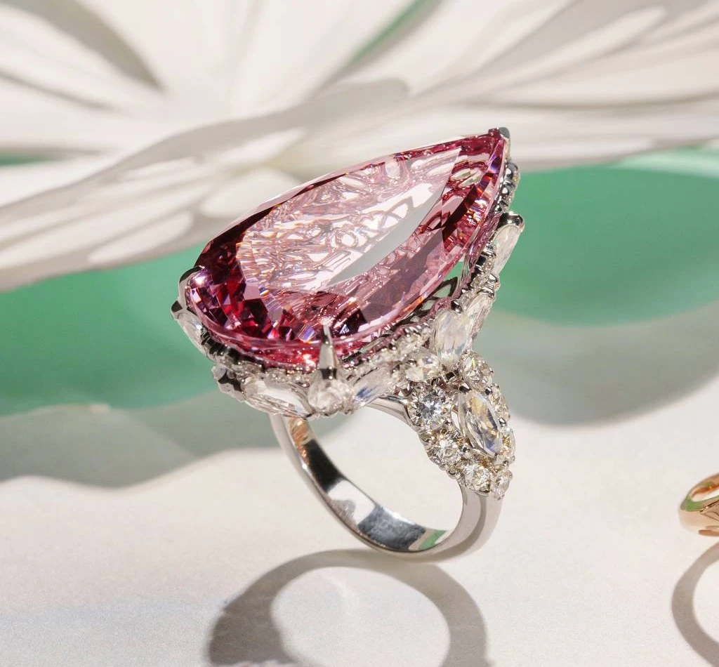 <p><em>На фото: кольцо с морганитом <a href="https://maxim-demidov.ru/products/kolco-v-duhe-barokko" target="_blank">«В духе барокко»</a> от Ювелирного дома Maxim Demidov</em></p>