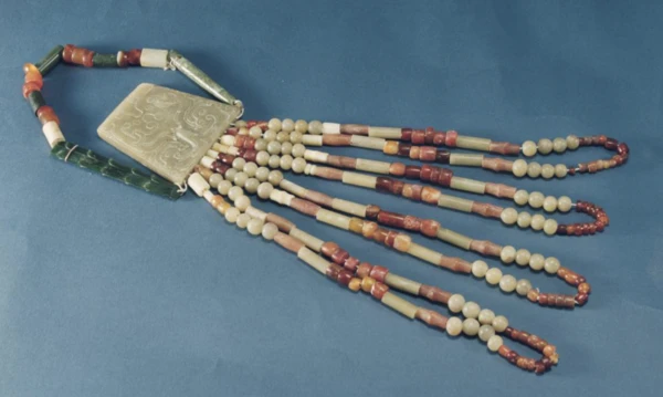 <p><em>На фото: Нефритовое ожерелье. Династия Чжоу, 1046-771 гг. до н. э.</em></p>