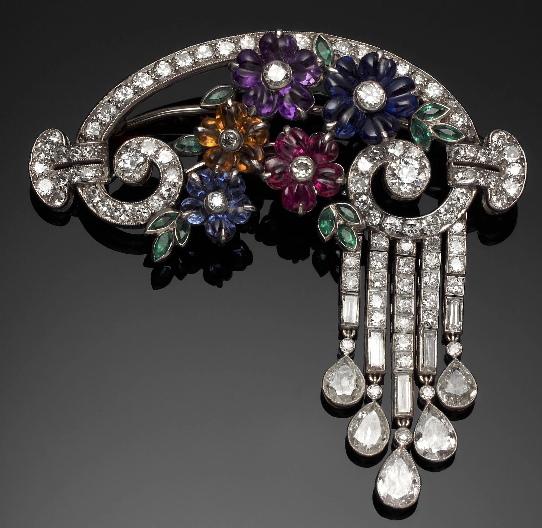 <p><em>На фото: украшение в стиле ар-деко 1920-х годов</em></p>