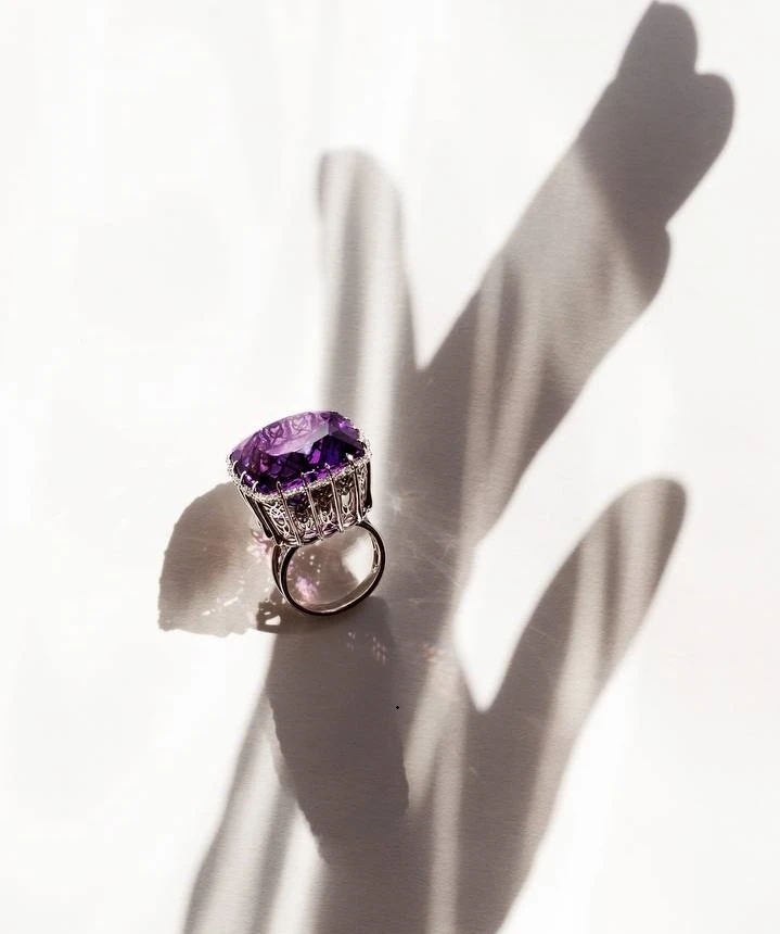 <p><em>На фото: кольцо с аметистом <a href="https://maxim-demidov.ru/products/kolco-prostranstvo-nochi" target="_blank">&laquo;Пространство ночи&raquo;</a>&nbsp;от Ювелирного дома Maxim Demidov</em></p>

<p>&nbsp;</p>
