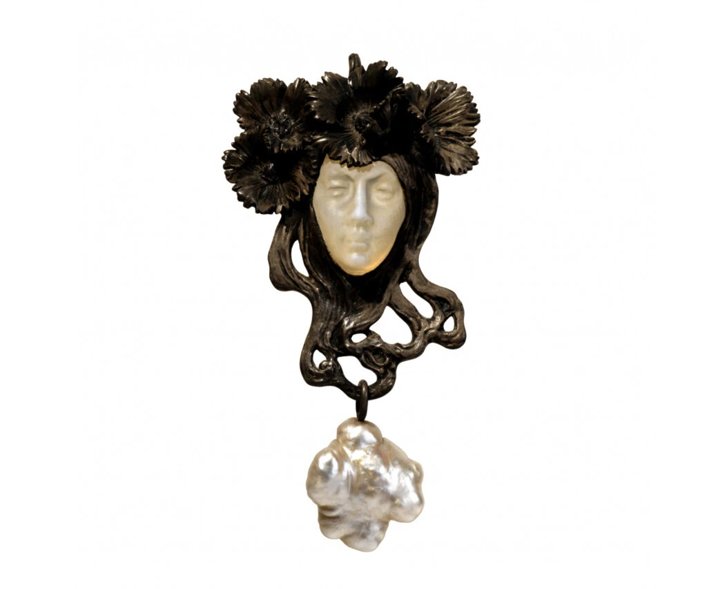 <p><em>На фото:&nbsp;Рене Лалик. Подвеска &laquo;Женское лицо&raquo;. 1898-1900 гг.</em></p>
