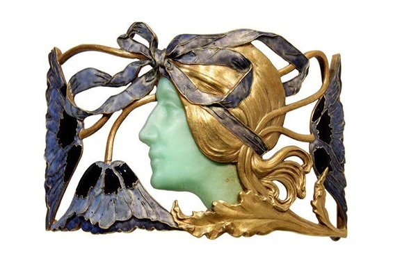 <p><em>На фото:&nbsp;Рене Лалик. Пластина для чокера &laquo;Женская фигура&raquo;</em></p>
