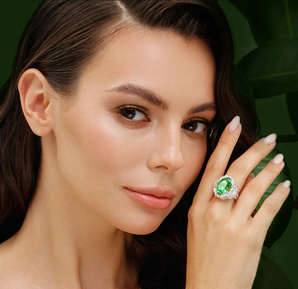 <p><em>На фото: кольцо с тсаворитом&nbsp;<a href="https://maxim-demidov.ru/vip/kolco-korolevstvo-leta" target="_blank">&laquo;Королевство лета&raquo;</a> от Ювелирного дома Maxim Demidov</em></p>
