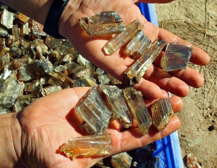 <p><em>На фото: кристаллы султанита</em></p>
