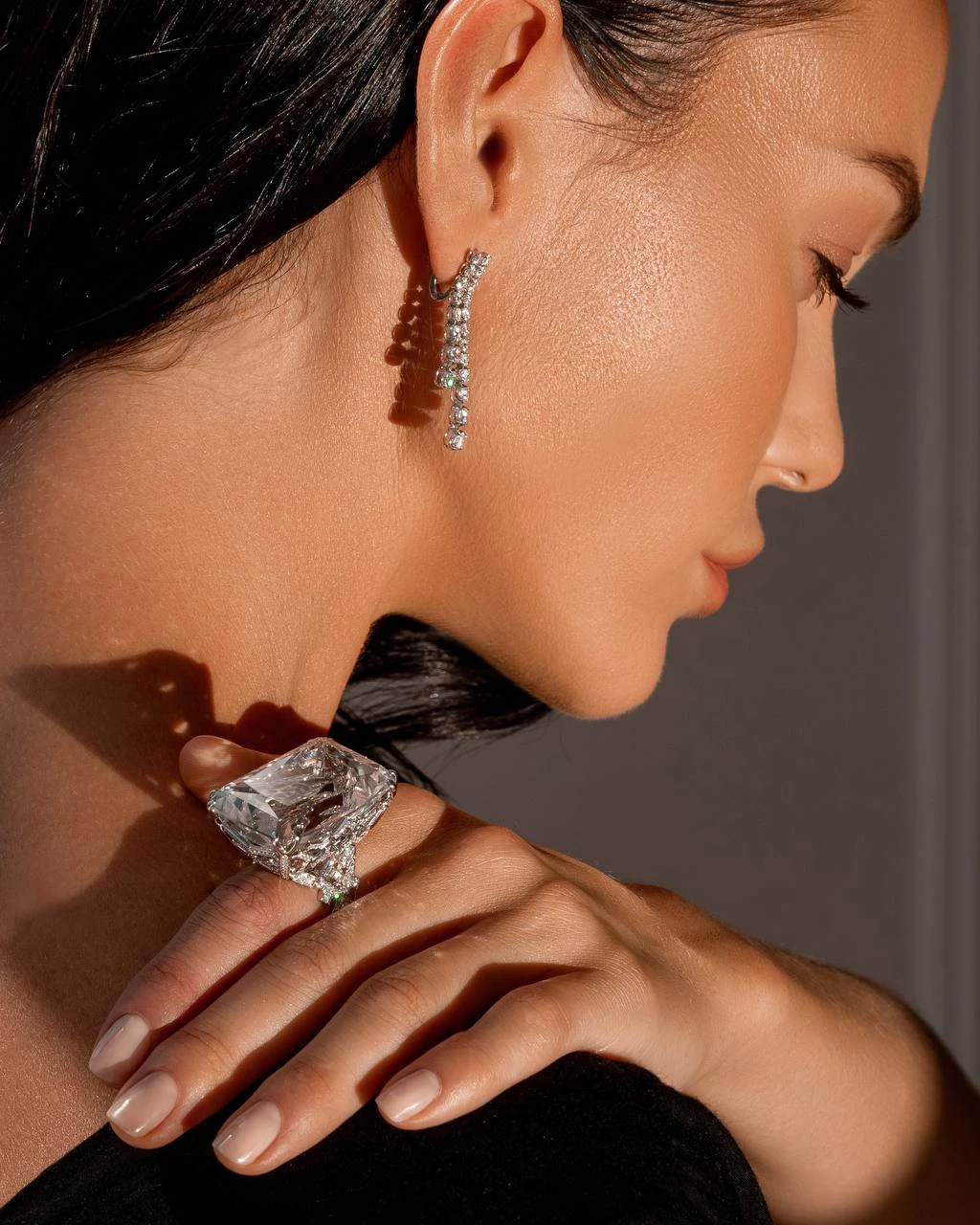 <p><em>На фото: кольцо с фенакитом&nbsp;<a href="https://maxim-demidov.ru/products/kolco-dyhanie-mira" target="_blank">&laquo;Дыхание мира&raquo;</a> от&nbsp;Ювелирного дома Maxim Demidov</em></p>
