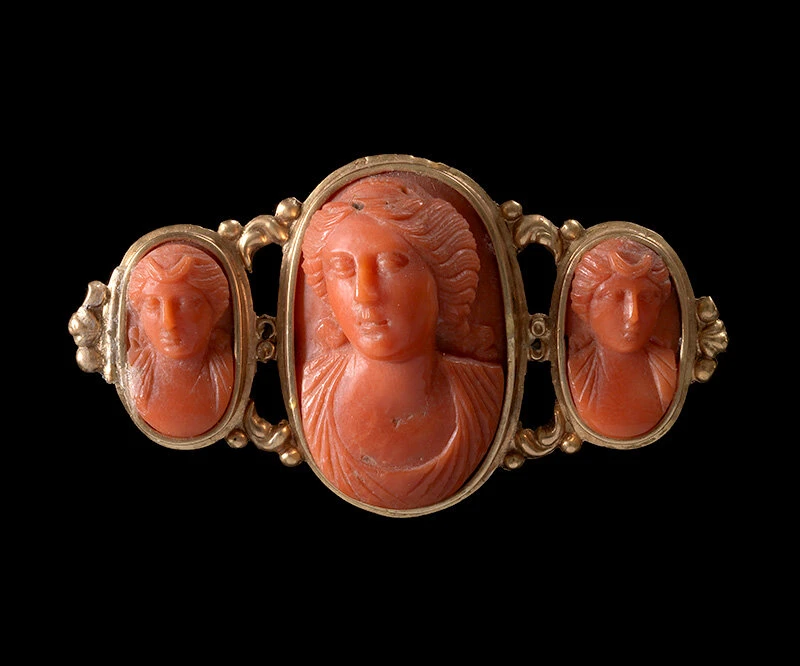 <p><em>На фото:&nbsp;Брошь с камеями неизвестного мастера. 1750-е годы</em></p>

<p>&nbsp;</p>
