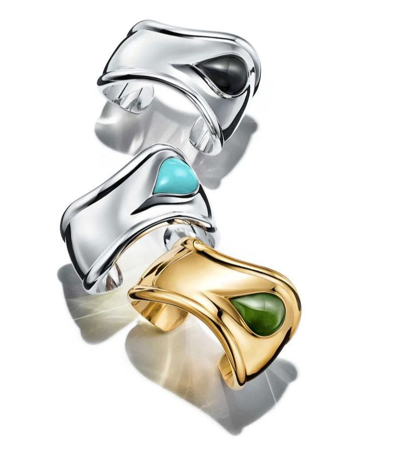 <p><em>На фото:&nbsp;Менжеты&nbsp;Bone Cuff к 50-летию Tiffany</em></p>
