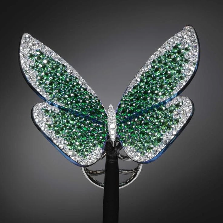 <p><em>На фото:&nbsp;кольцо Papillon. Работа Гленна Спиро</em></p>
