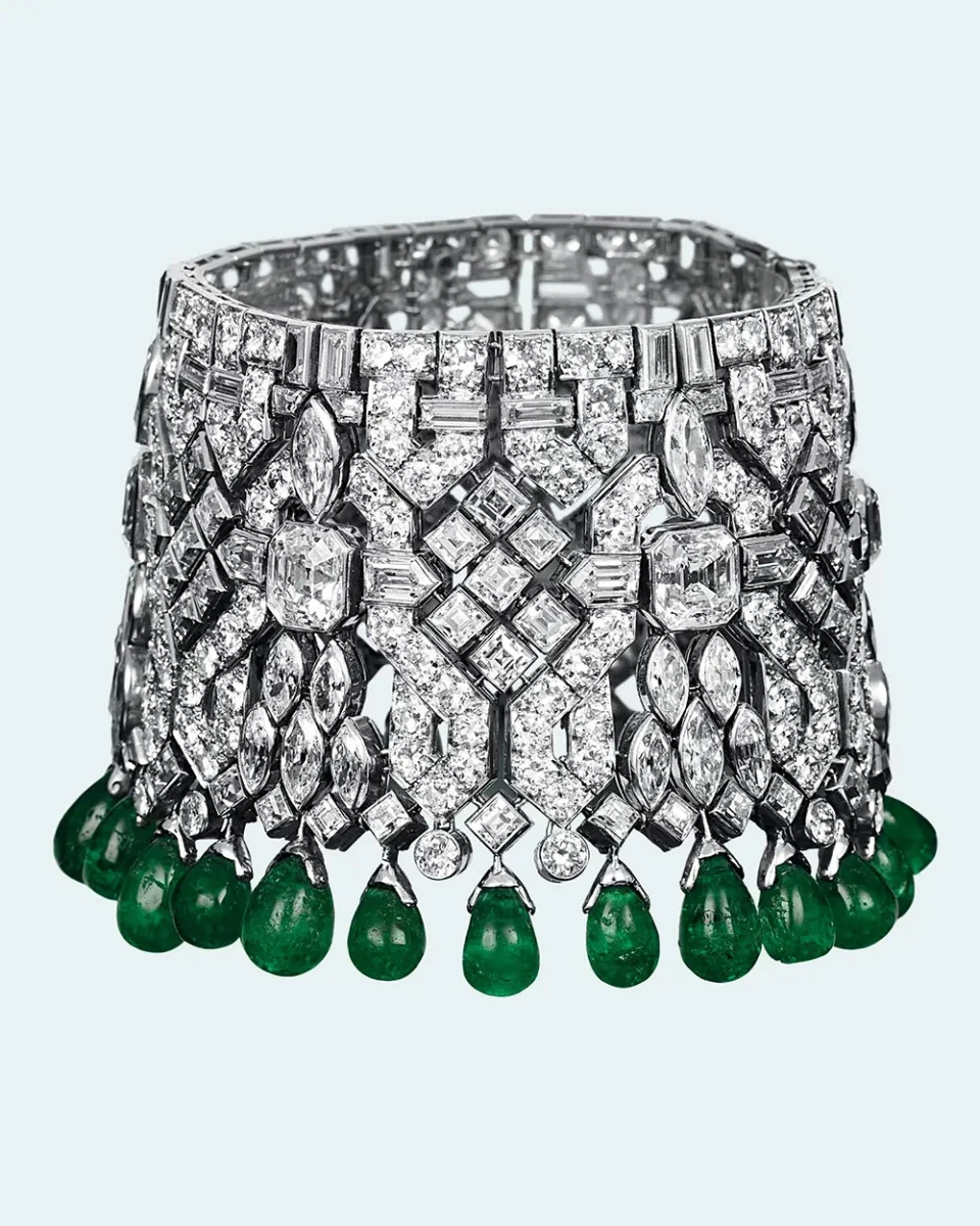 <p><em>На фото: Манжеты Дейзи&nbsp;Феллоуз от Дома&nbsp;Van Cleef &amp; Arpels с изумрудами и бриллиантами</em></p>
