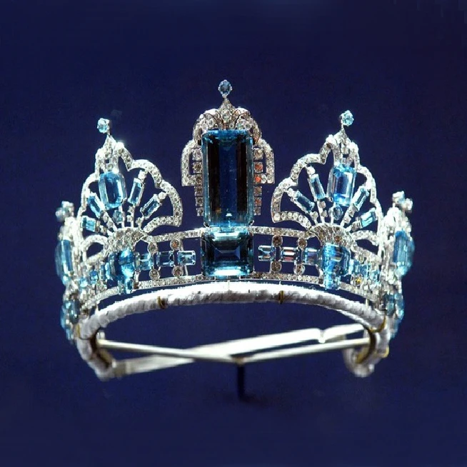 <p>Корону английской королевы украшает аквамарин весом 920 ct</p>
